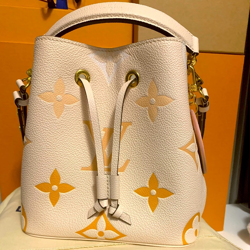 BNWT by the pool Louis Vuitton Neonoe in saffron